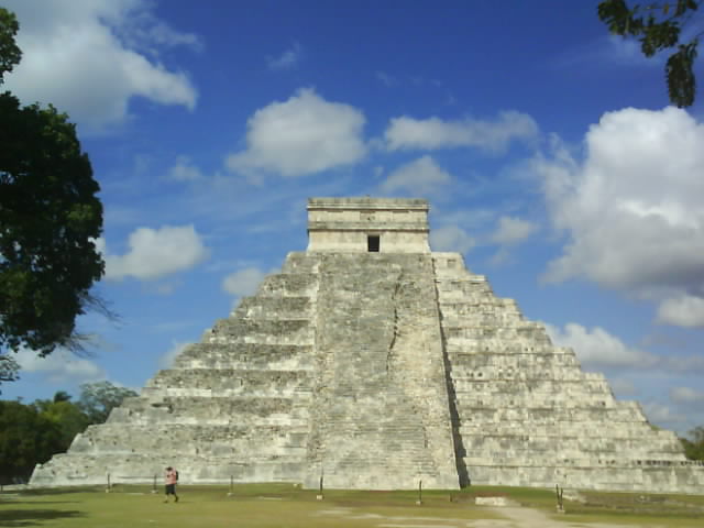 058 Chichen Itza Pyramid 2nd Feb 2011.jpg